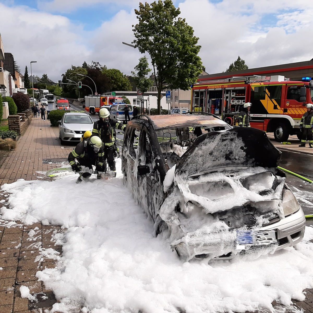 FW-EN: Wetter - Pkw Brand auf der Grundschötteler Straße