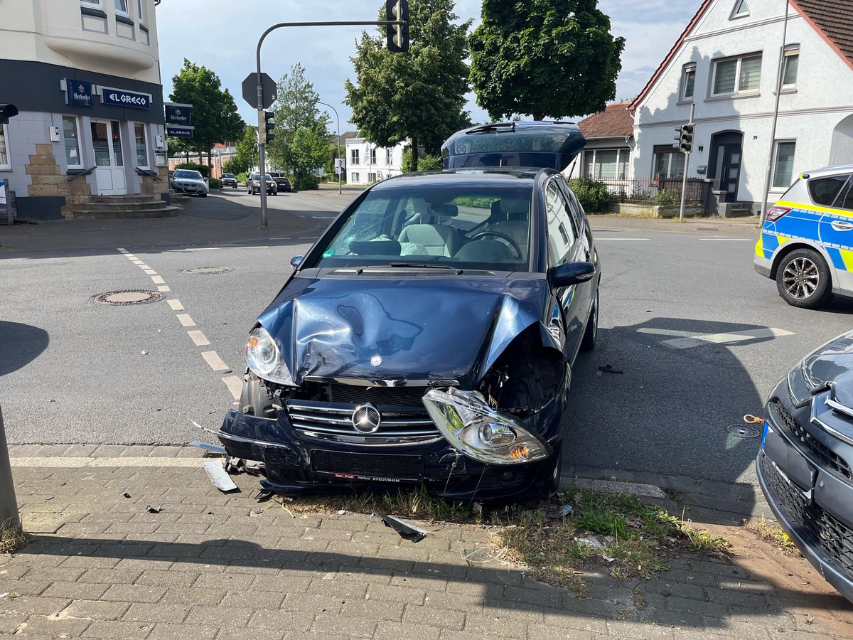 POL-HF: Mit Alkohol und ohne Führerschein unterwegs- Unfall in Herforder Kreuzung