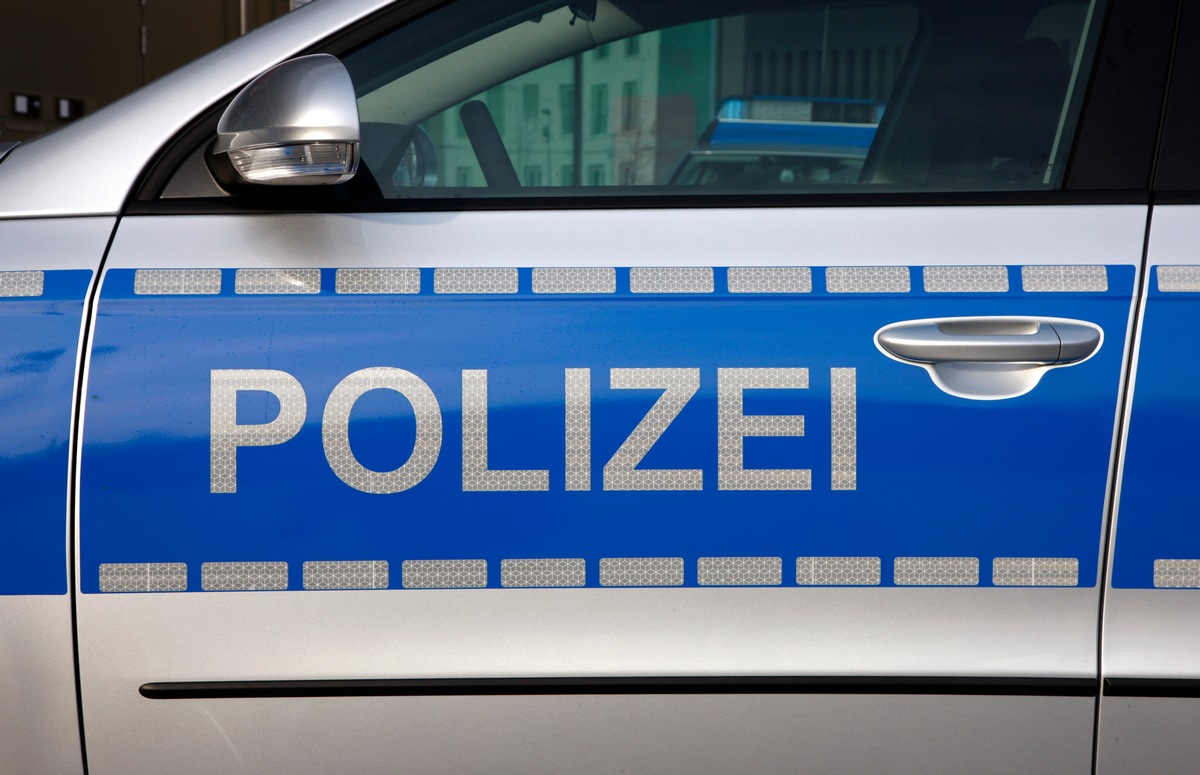 POL-ME: Gegen Laterne gefahren und dann geflüchtet - Monheim - 1907011