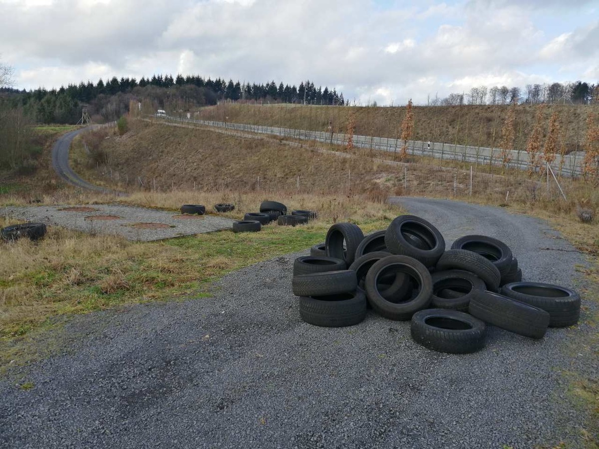 POL-PDNR: Autoreifen an zwei Stellen entlang der B256 abgelegt