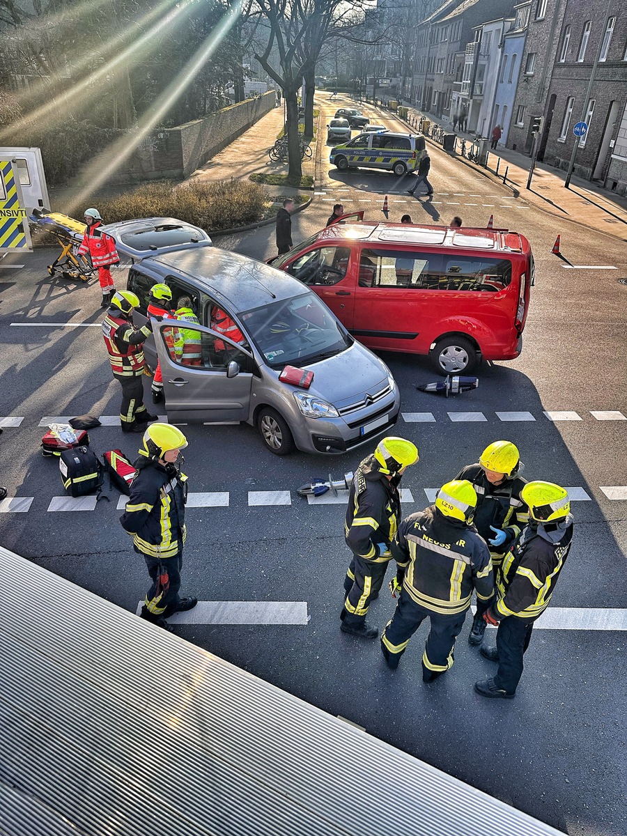 FW-NE: Verkehrsunfall zwischen zwei PKW | Zwei Personen verletzt