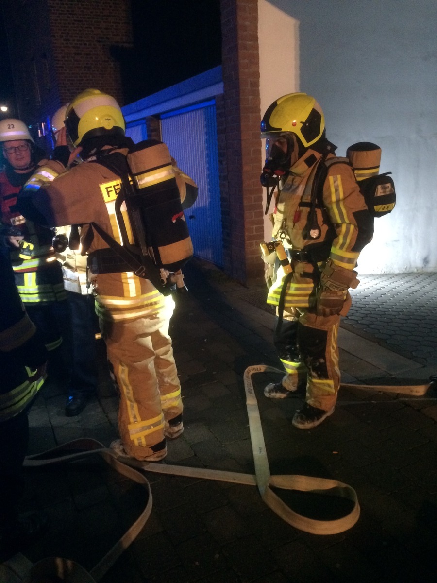 FW-Stolberg: PKW-Brand in Tiefgarage eines Mehrfamilienhauses