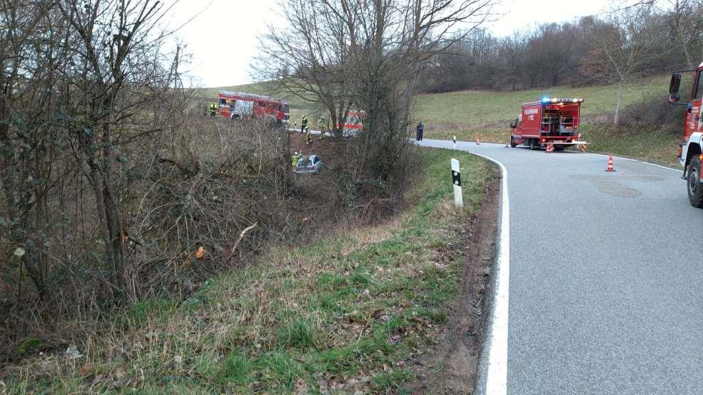 POL-PPWP: Unfall: Rund 30 Meter durch Hecken gefahren