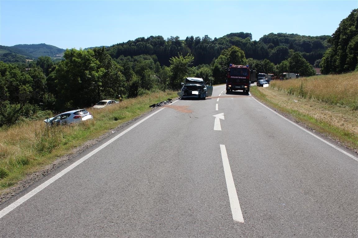 POL-PPWP: Verkehrsunfall mit 2 Schwerstverletzten