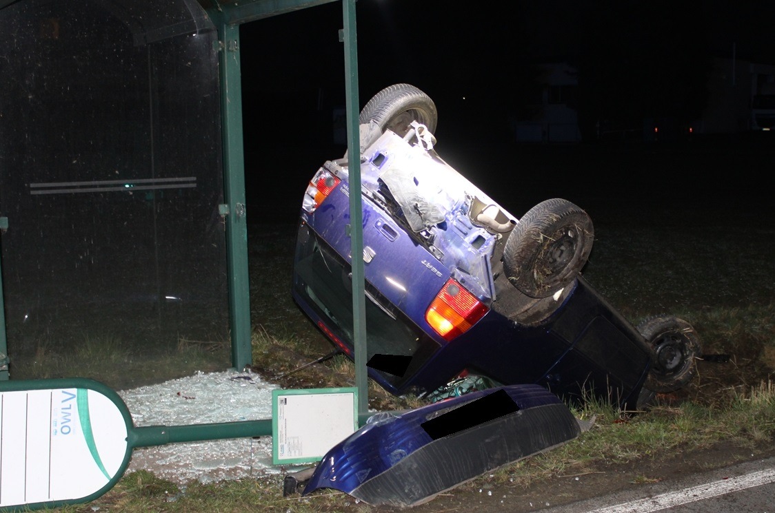 POL-MI: Auto kollidiert mit Bushäuschen