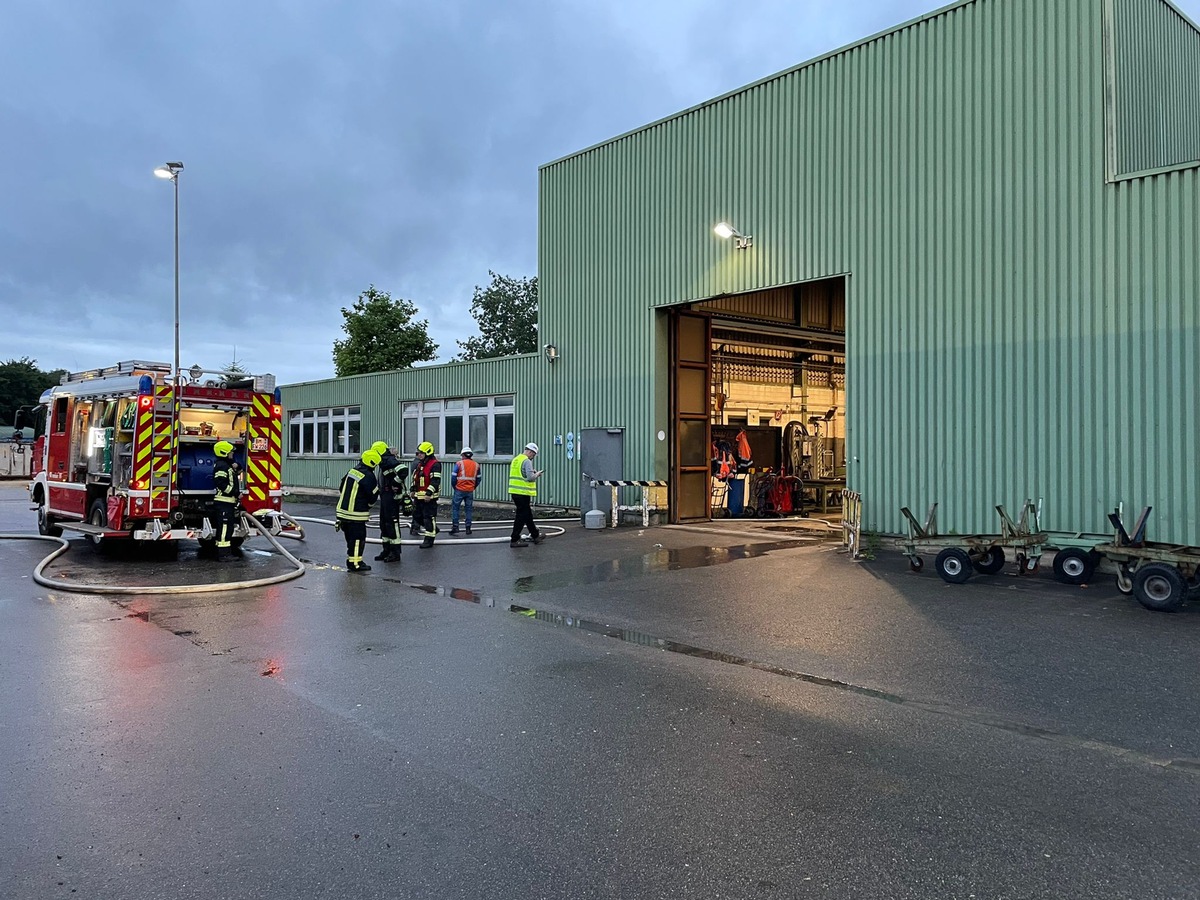 FW Bergheim: Feuerwehr löscht Brand in Werkstatthalle Starke Rauchentwicklung am frühen Morgen