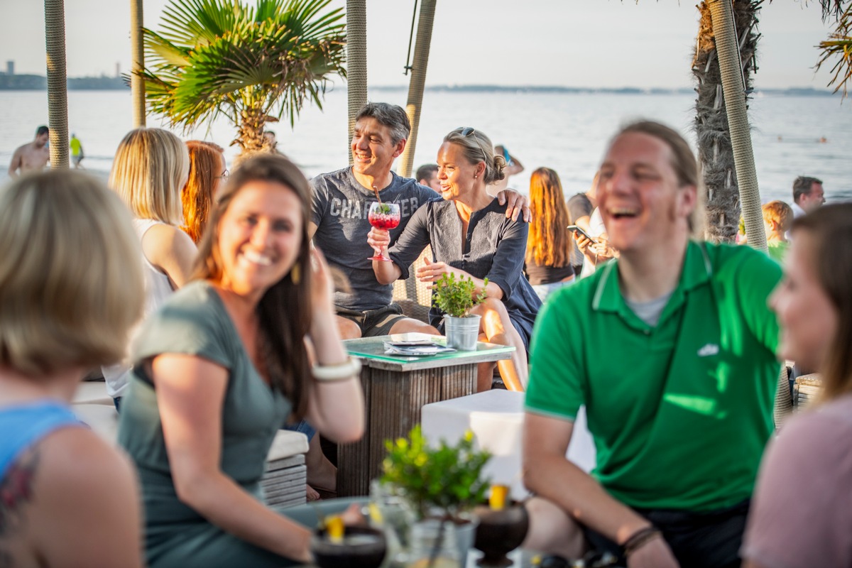 Familienfeiern am Strand: Sonne, Sand und Meer / Beach Lounges und Strandbars an der Ostsee Schleswig-Holstein für private Feiern mieten - Hochzeit, Geburtstag, Firmenfeiern exklusiv am Ostseestrand