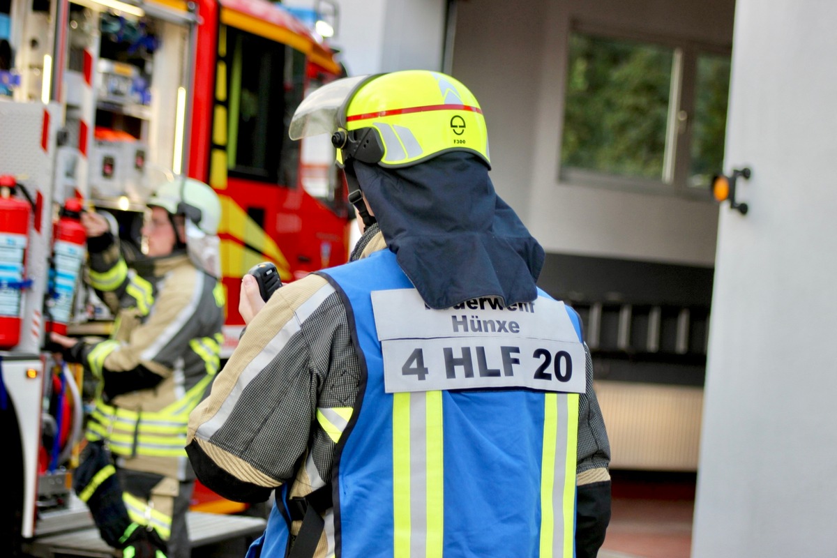 FW Hünxe: Anwohner reagieren schnell und verhindern Brandausbreitung