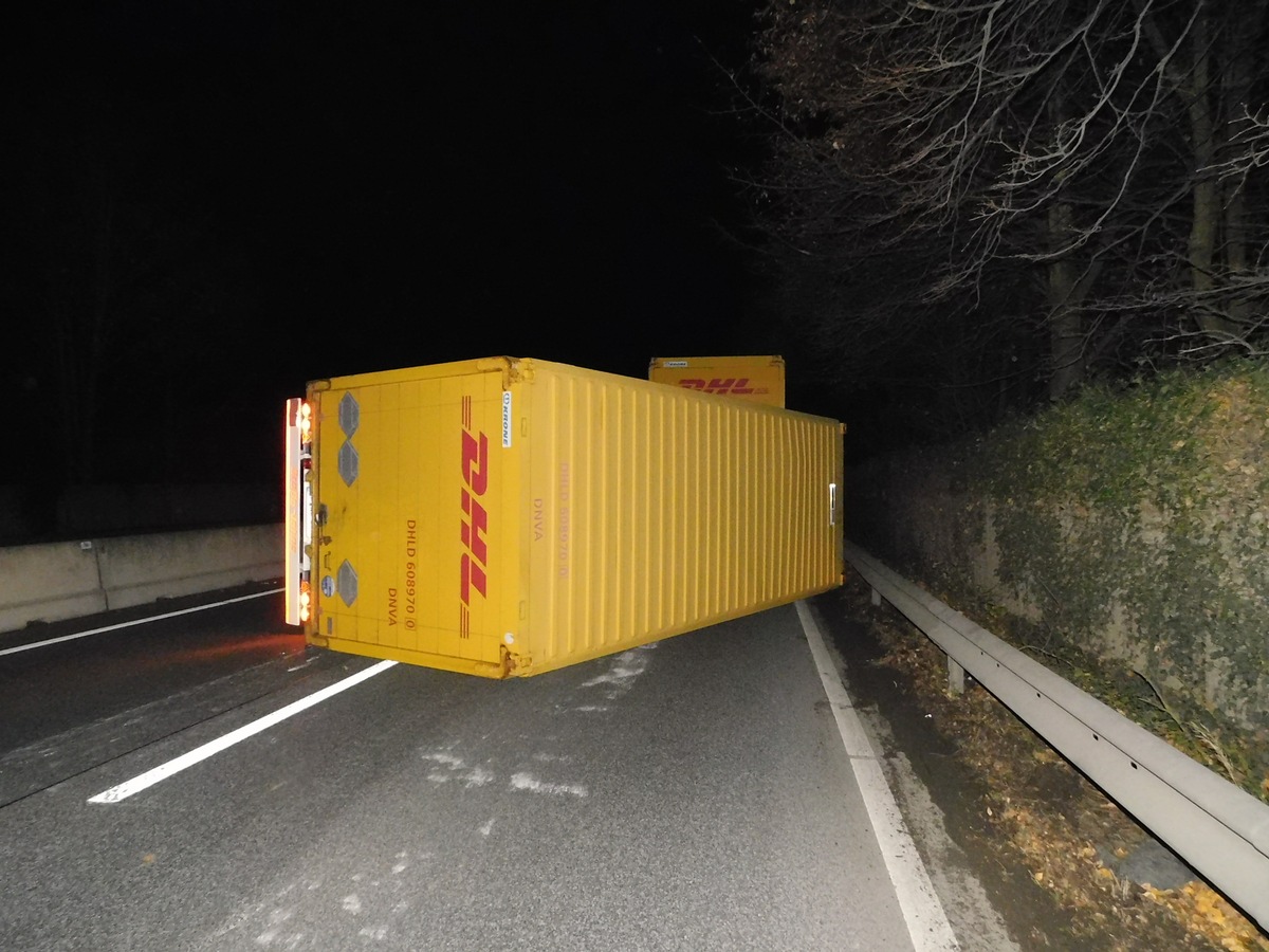 POL-PDNR: Verkehrsunfall mit umgestürztem Lkw-Anhänger