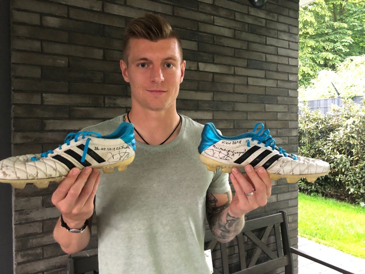 Toni Kroos versteigert Sportgeschichte / Für seine Stiftung trennt sich der Real Madrid-Star von seinen Schuhen und seinem Trikot aus dem Champions League-Finale