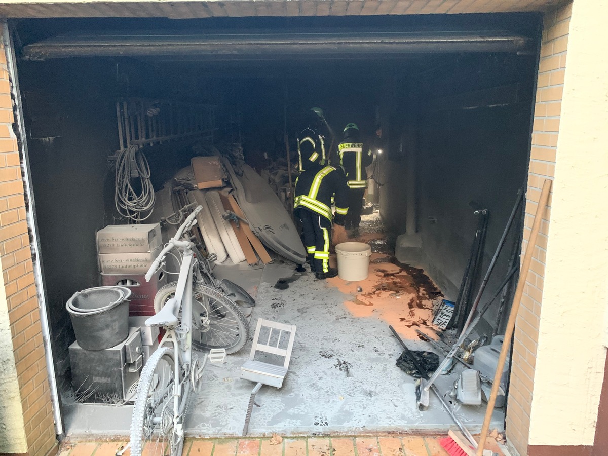 FW Lage: Feuer 2 / Garagenbrand - 23.10.2019