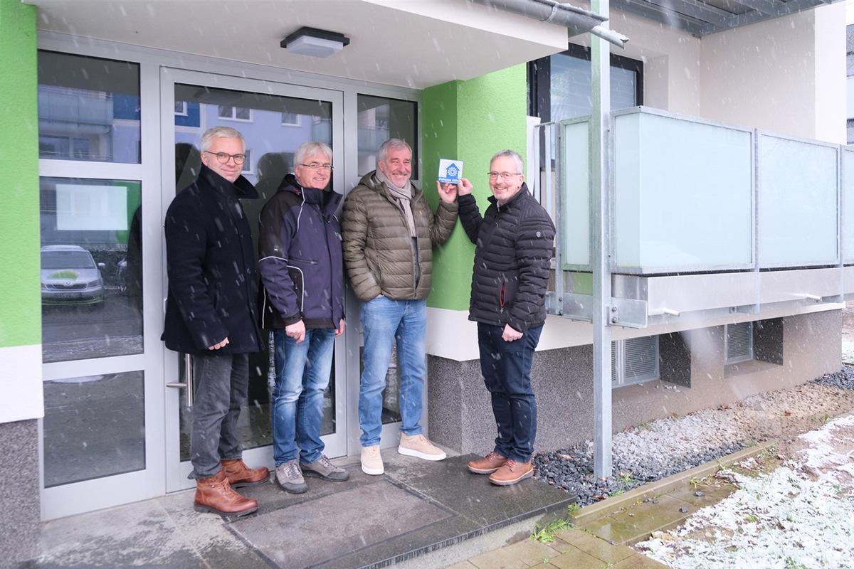 POL-GT: Einbrechern wird es schwer gemacht - Polizei übergibt weitere Plaketten &quot;Zuhause sicher&quot; an den Bauverein Gütersloh