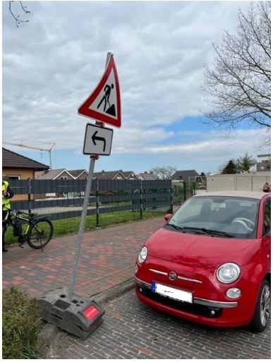 POL-WHV: Schild fällt nach Verkehrsunfall auf PKW