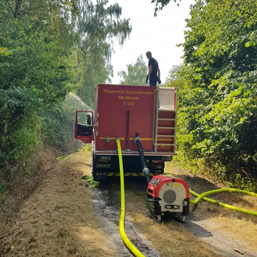 FW-GE: Verkehrsunfall auf der Autobahn A42, nachbarschaftliche Hilfe in Gladbeck, Bäume wässern im Nordsternpark - Insgesamt 164 Einsätze für die Feuerwehr Gelsenkirchen