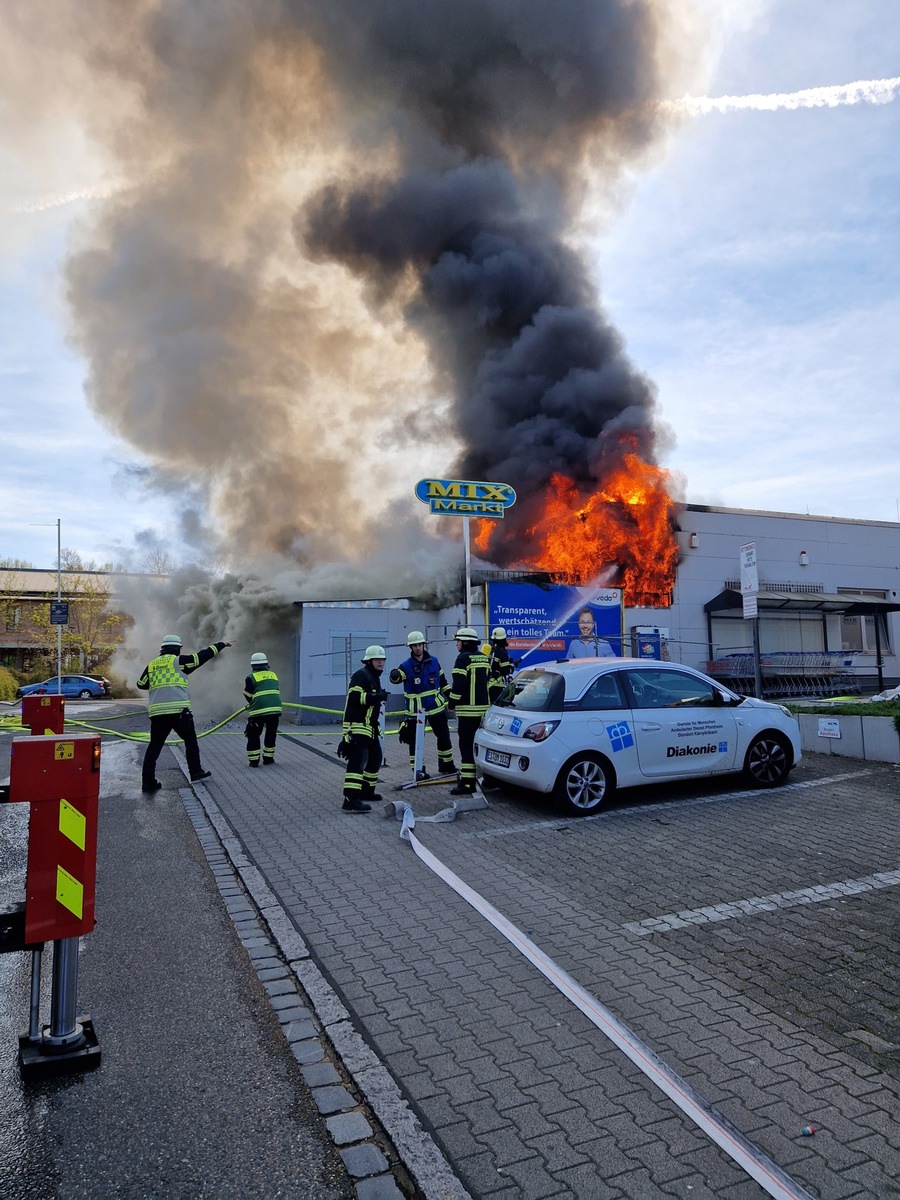 FW Pforzheim: Großbrand an einem Supermarkt