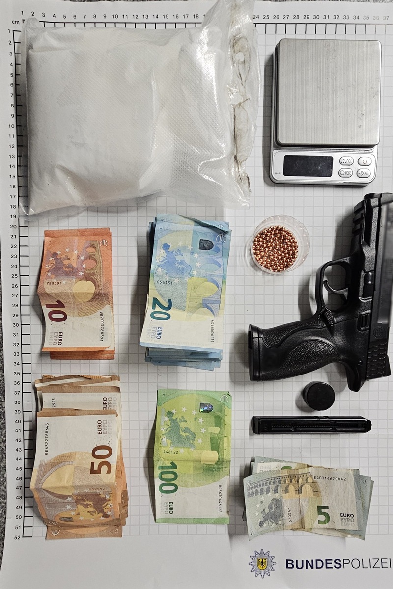 BPOL NRW: Festnahme in Herne - Bundespolizei findet Waffe, über 900 Gramm Amphetamine und 1.435,- Euro Bargeld bei Pärchen auf