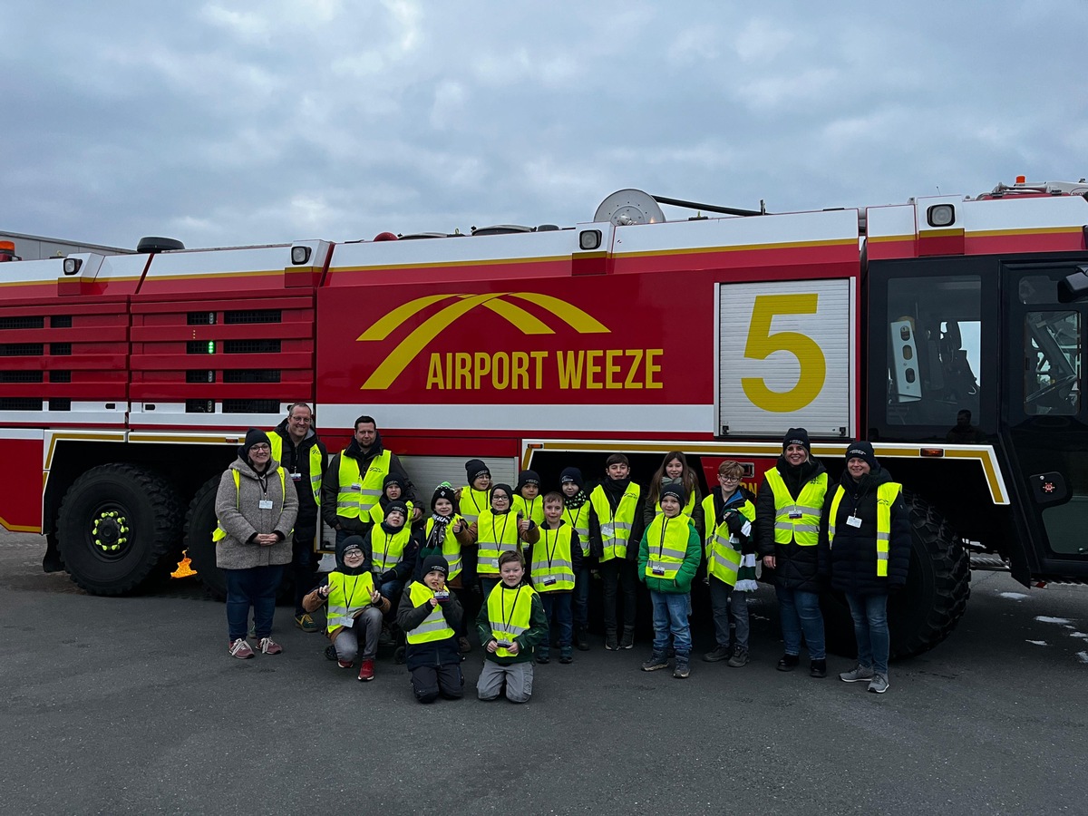 FW Kranenburg: Kranenburger Kinderfeuerwehr besuchte Flughafenfeuerwehr