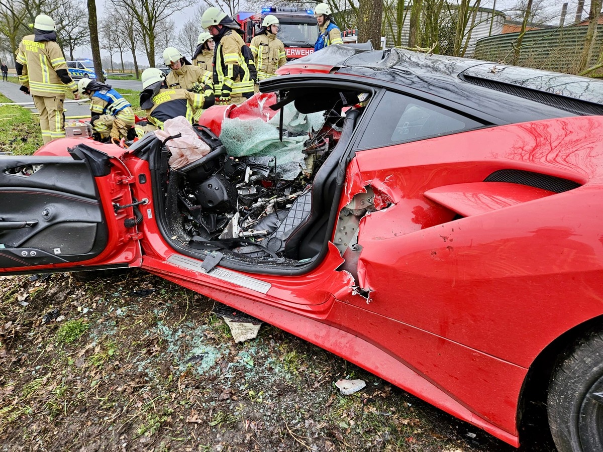 FW Olfen: Schwerer Verkehrsunfall auf Vinnumer Landweg fordert zwei Verletzte - Rettungshubschrauber im Einsatz