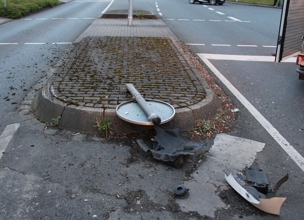 POL-HA: 31-jährige Autofahrerin kollidiert in Haspe mit Verkehrsinsel und verletzt sich leicht