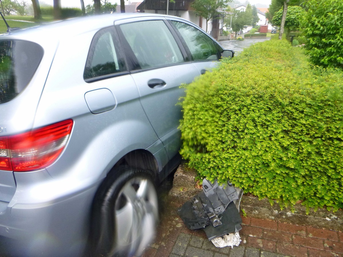 POL-KS: Autofahrerin muss anderem Auto ausweichen und fährt gegen Friedhofsmauer: Polizei sucht Zeugen in Baunatal