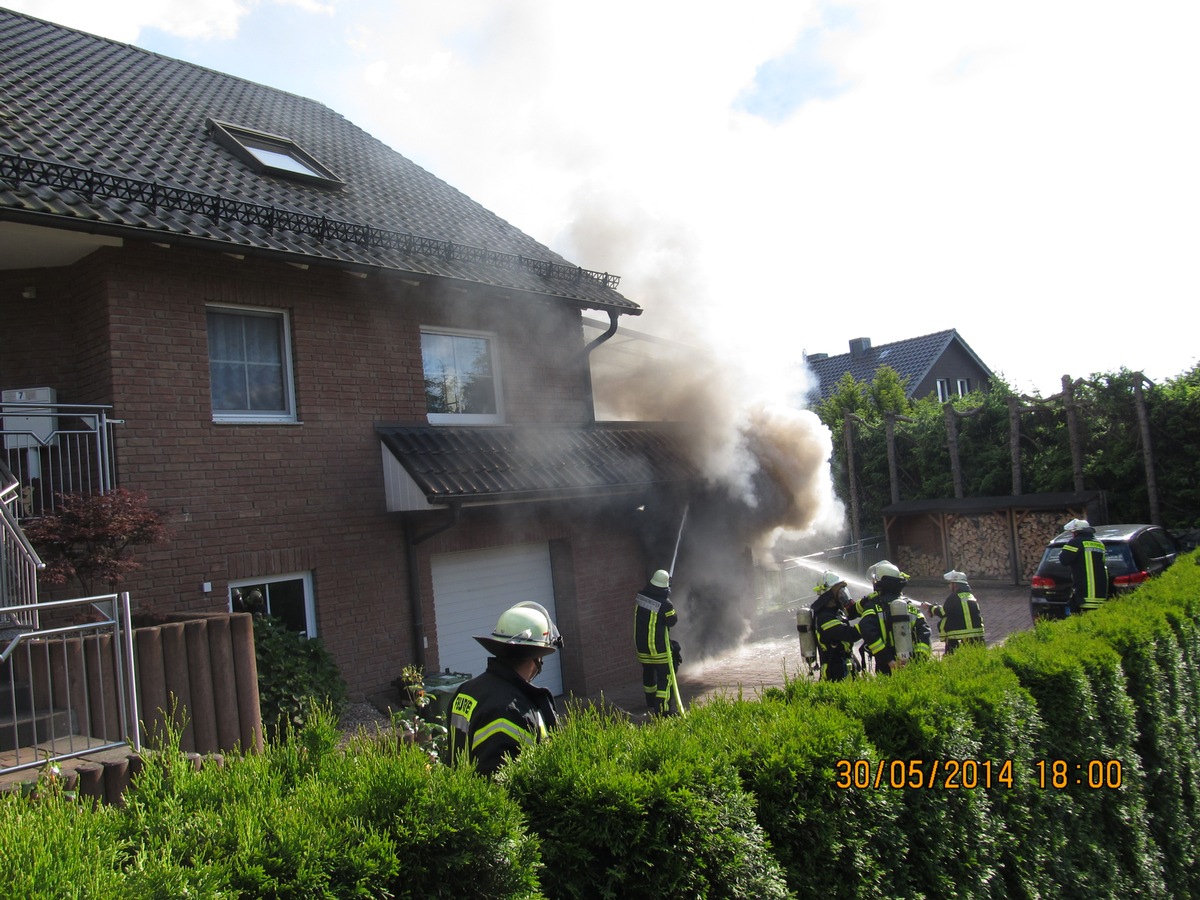 POL-HOL: Holzminden - Rudolf-Jahns-Weg: 30.000,-- EUR Schaden bei Feuer in einer Garage - BMW total ausgebrannt / Gebäudeschaden an Garage-