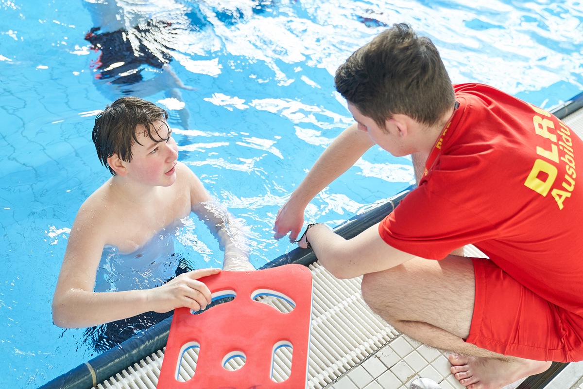 Freischwimmer gleich Freischwimmer? / DLRG und Deutsche Sporthochschule Köln zeigen Unterschiede bei der Abnahme von Schwimmprüfungen auf