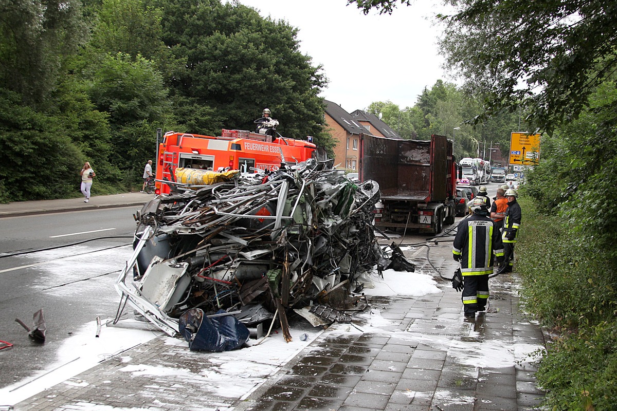 FW-E: Brennt Container mit vierzig Kubikmetern Inhalt