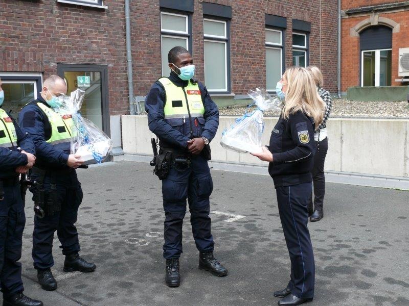 BPOL NRW: Lebensretter im Hauptbahnhof Paderborn Bundespolizei ehrt Mitarbeiter der DB Sicherheit