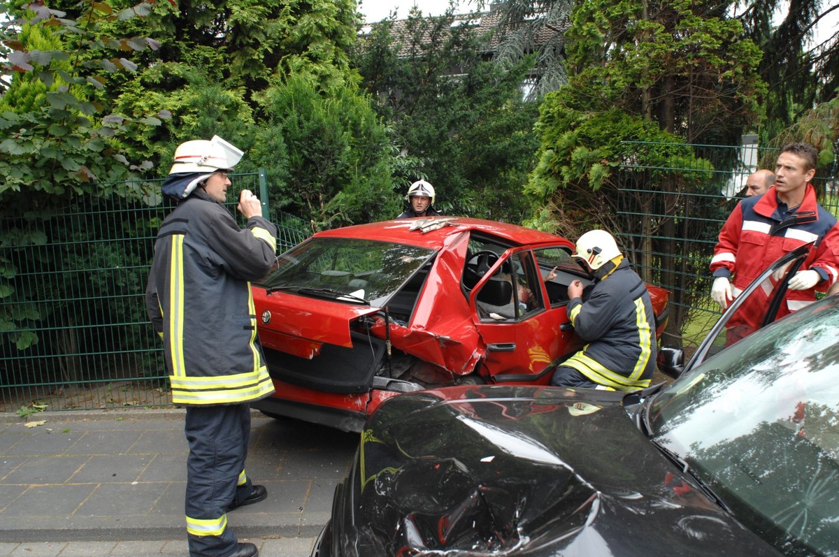 FW-E: Verkehrsunfall mit 2 Verletzten