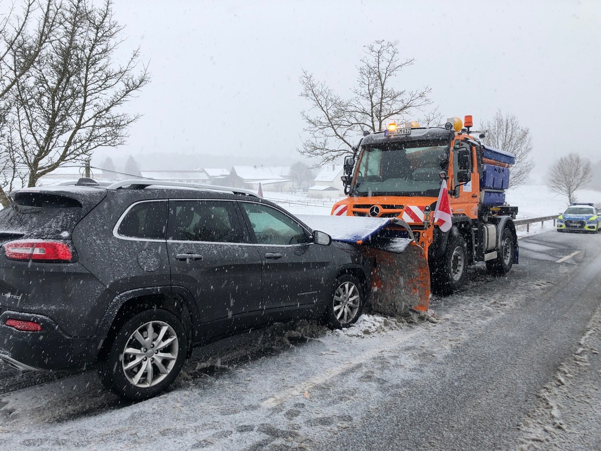 POL-PDWIL: Wintereinbruch und Schneefall im Vulkaneifelkreis führt zu liegen gebliebenen Fahrzeugen und Unfällen