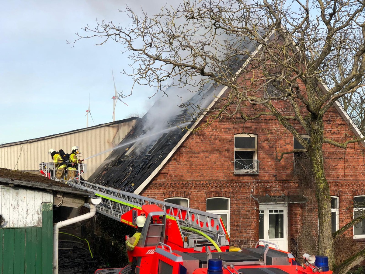 POL-STD: Dachstuhlbrand in Drochtersenermoor - Feuerwehr kann Übergreifen auf gesamtes Wohnhaus und Nebengebäude verhindern