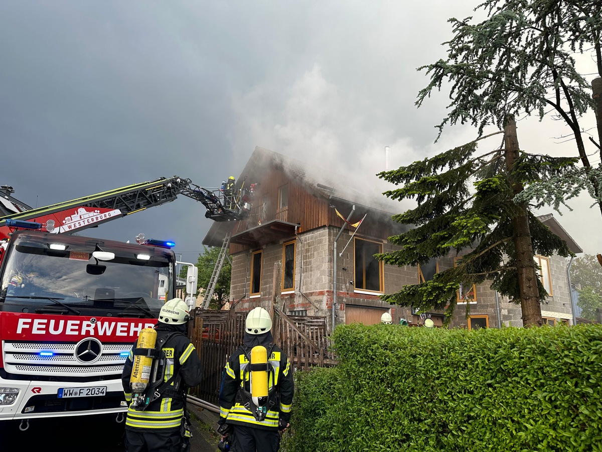 FW VG Westerburg: Einfamilienhaus brennt in Pottum - Bewohner bleiben unverletzt