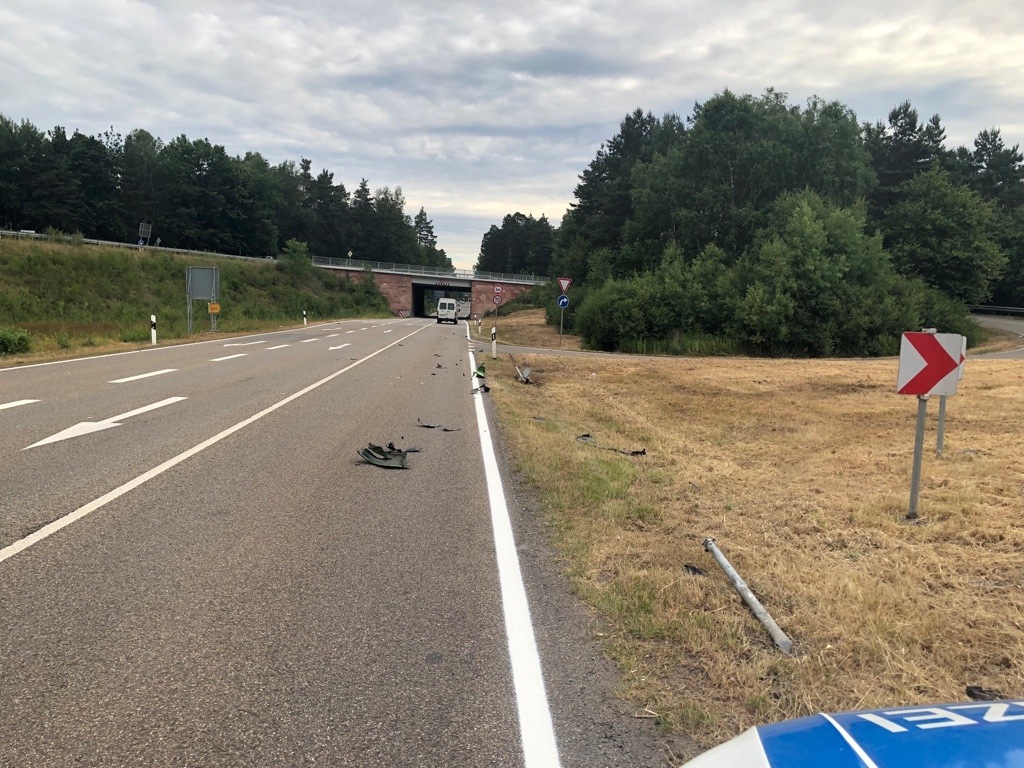 POL-PDKL: Unbekannter Unfallverursacher verursacht Trümmerfeld und flüchtet