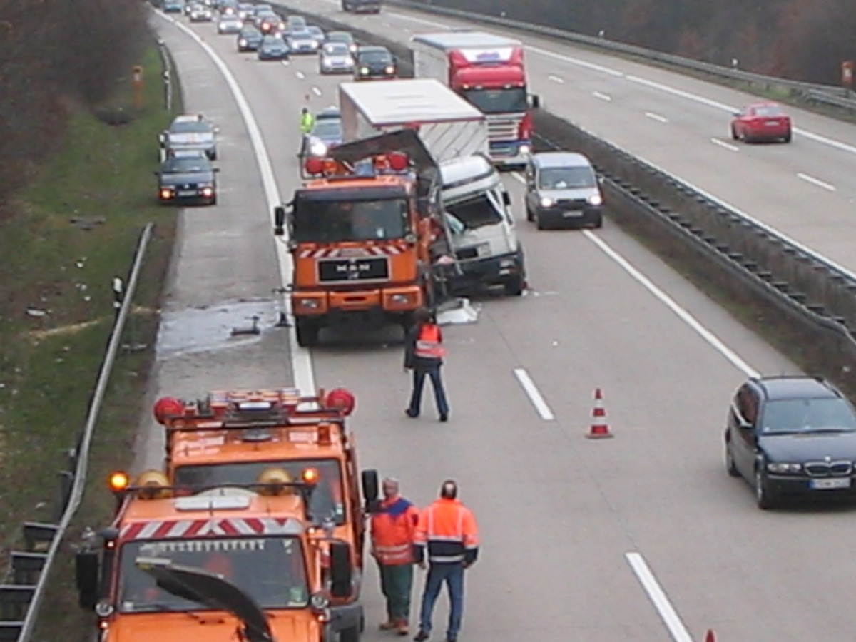 POL-HI: Verkehrsunfall auf BAB 7 - zwei leichtverletzte Personen nach Sekundenschlaf, hoher Sachschaden