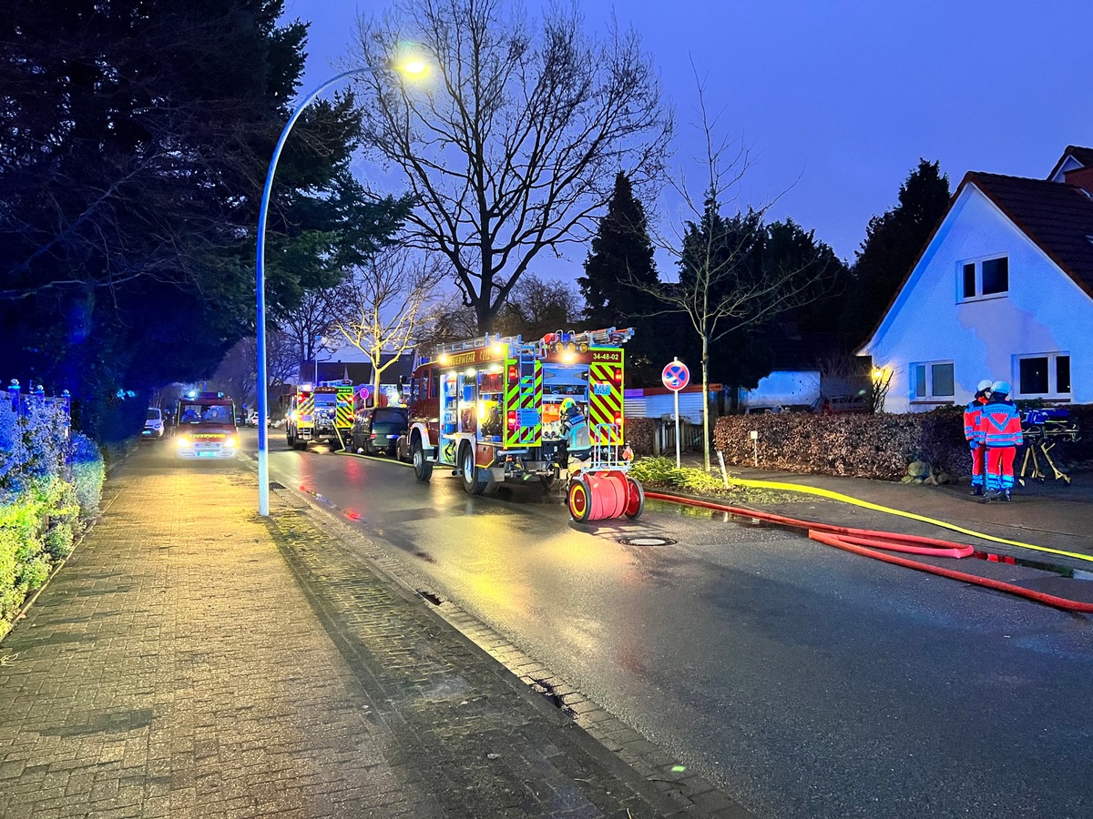 FW-PI: Schenefeld: Wintergarten in Vollbrand, Feuerwehr verhindert ein Übergreifen auf Dachstuhl, 3 verletzte Personen