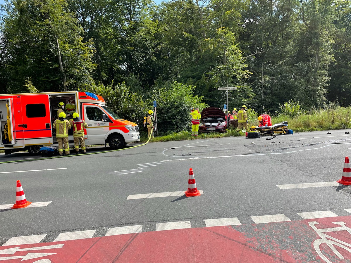 FW Ratingen: Verkehrsunfall mit 3 Verletzten