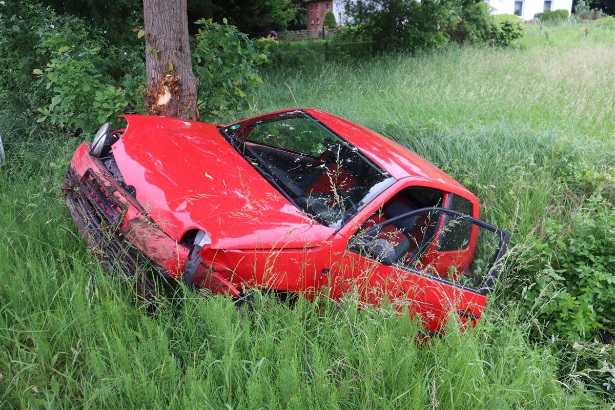 POL-HF: VW prallt gegen Baum - 20-jährige Frau aus Kirchlengern leicht verletzt