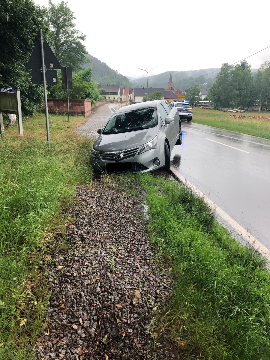 POL-PDLD: Fahrer übersieht Loch am Fahrbahnrand