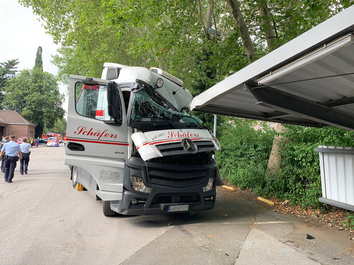 FW-E: 40-Tonner rollt in offenen Fahrradunterstand, das Dach dringt ins Führerhaus ein