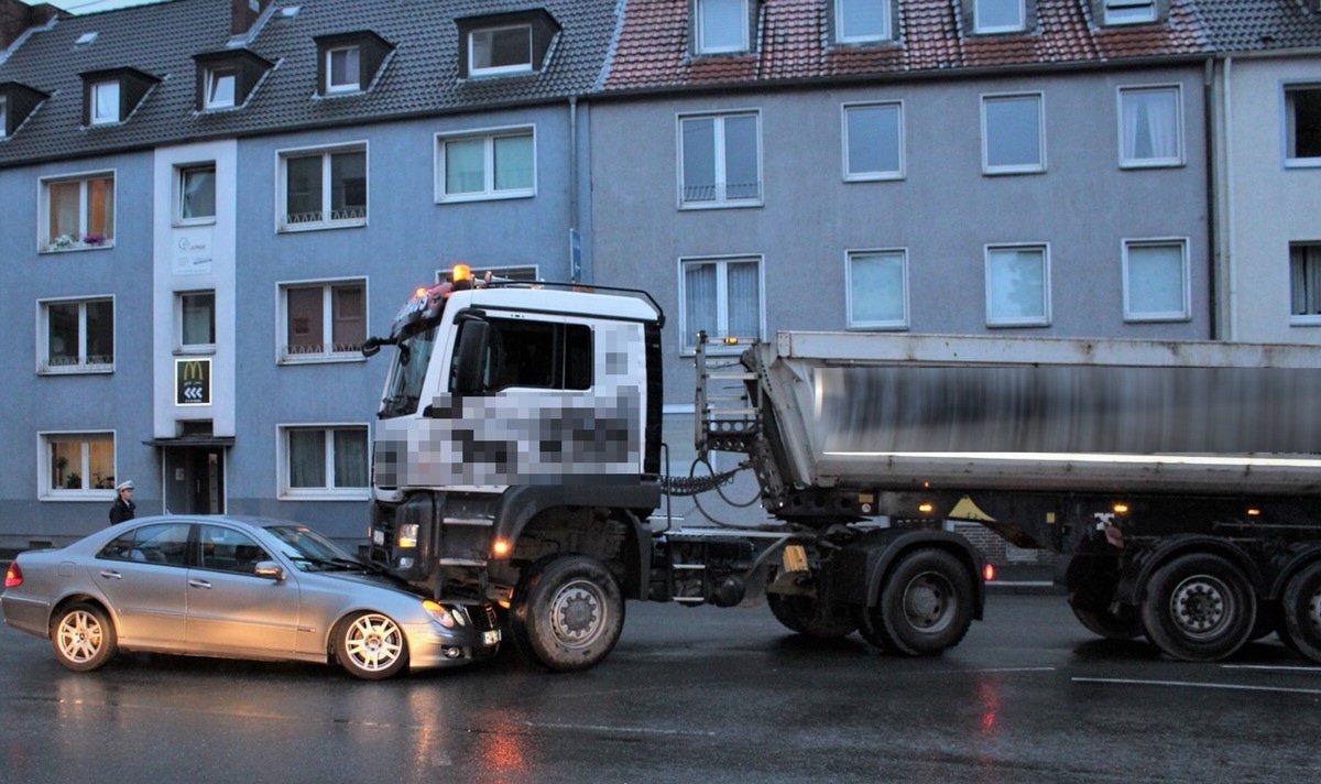 POL-HA: PKW unter LKW eingeklemmt