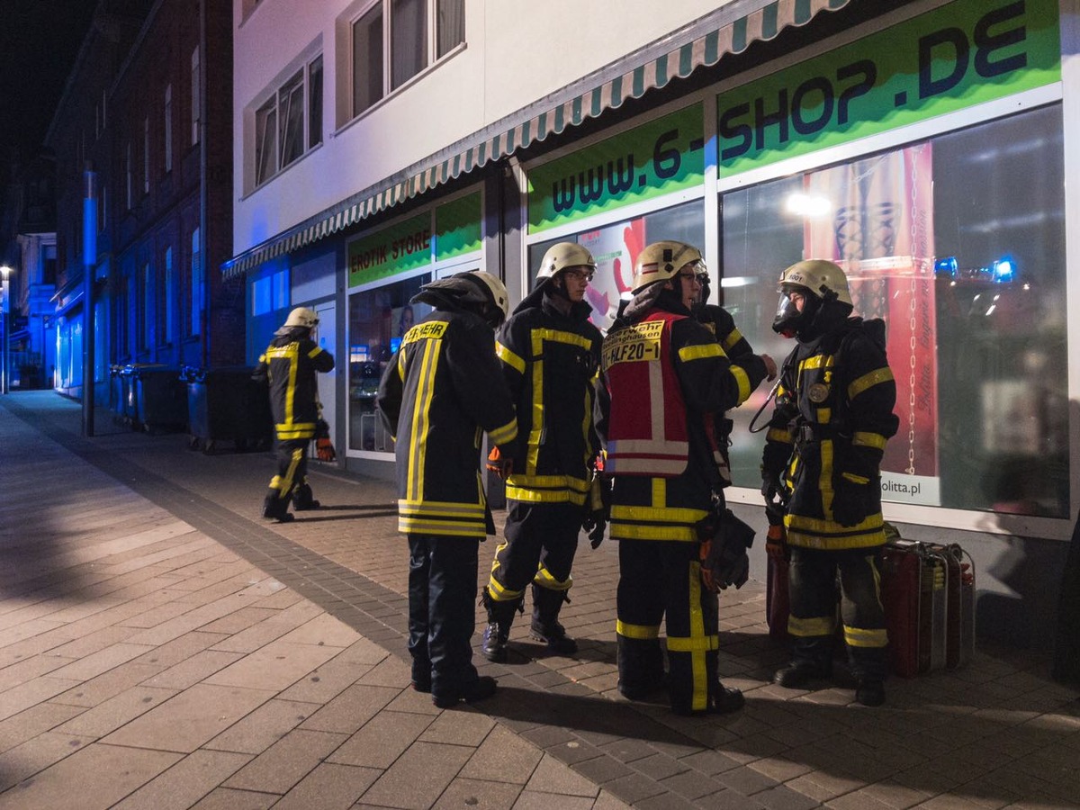 FW-RE: Kabelbrand in Restaurant - Brandrauch zieht in Hotel