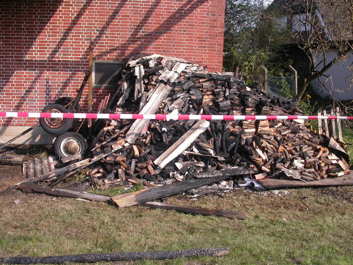 POL-WL: Polizei such Zeugen nach Scheunenbrand - Wer kennt die Kette? ++ Seevetal/Meckelfeld - Tank aufgestochen ++ Seevetal/Maschen - Roller geklaut ++ Und weitere Meldungen