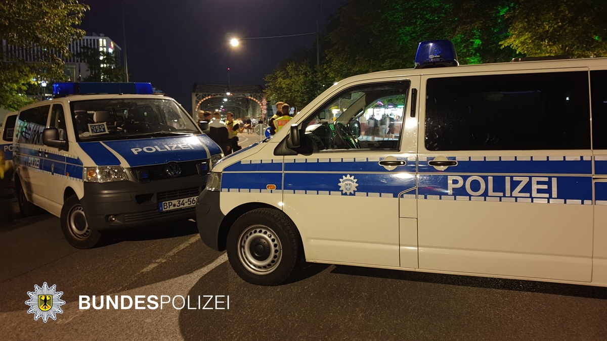 Bundespolizeidirektion München: Kritische Situation an der Hackerbrücke gemeistert / Deutsche Bahn Sicherheit und Bundespolizei leiten Wiesn-Heimfahrer um