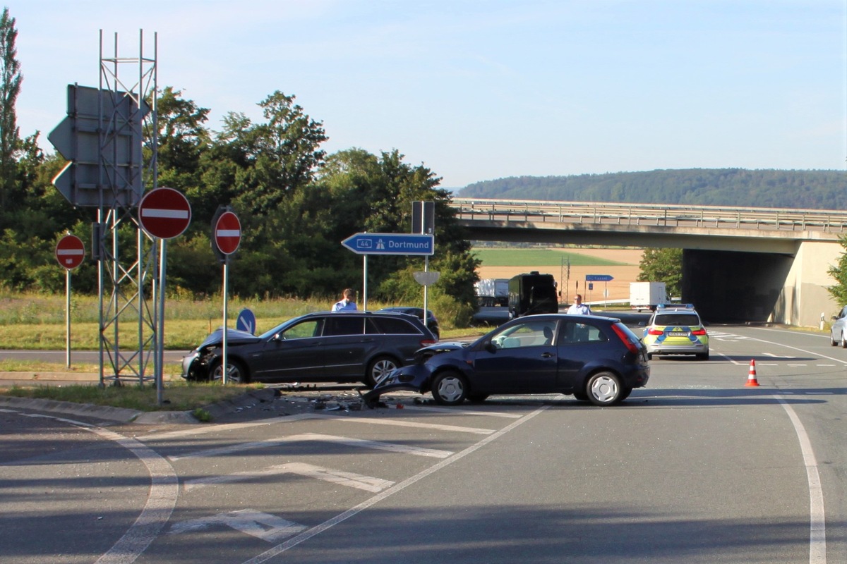 POL-HX: Unfall mit Personenschaden im Bereich der Autobahnauffahrt