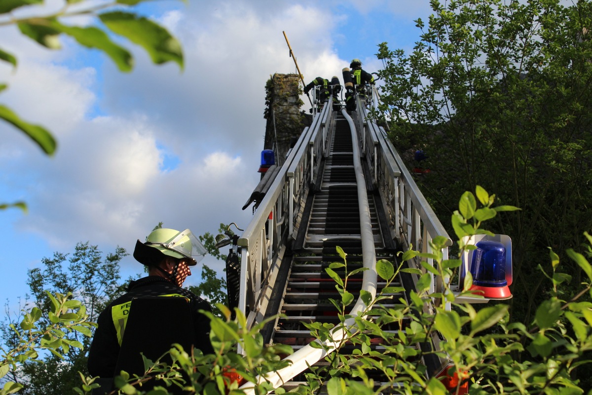 FW-DO: 11.05.2020 - Feuer in Brüninghausen Brand in einem zum Abbruch bestimmten Gebäude