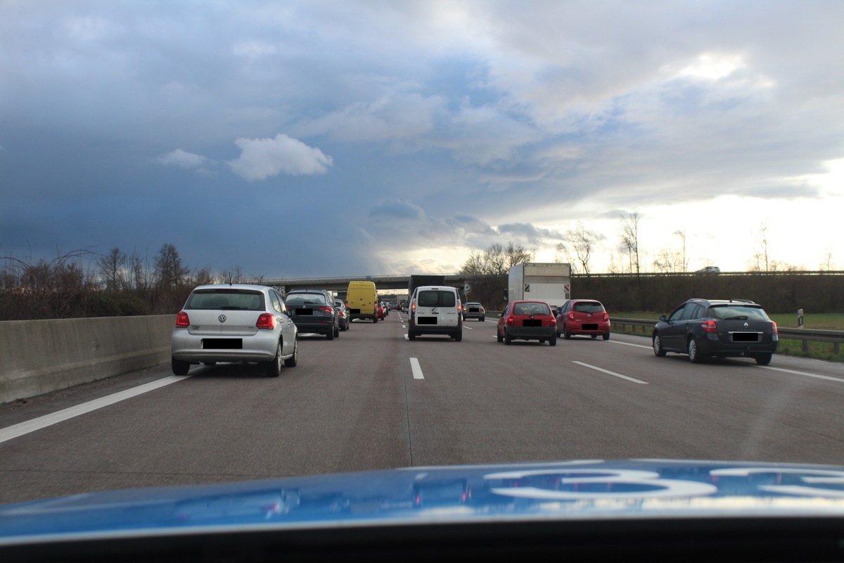 POL-OG: Offenburg, A 5 - Bei Aquaplaning ins Schleudern geraten - Rettungsgasse? Fehlanzeige!