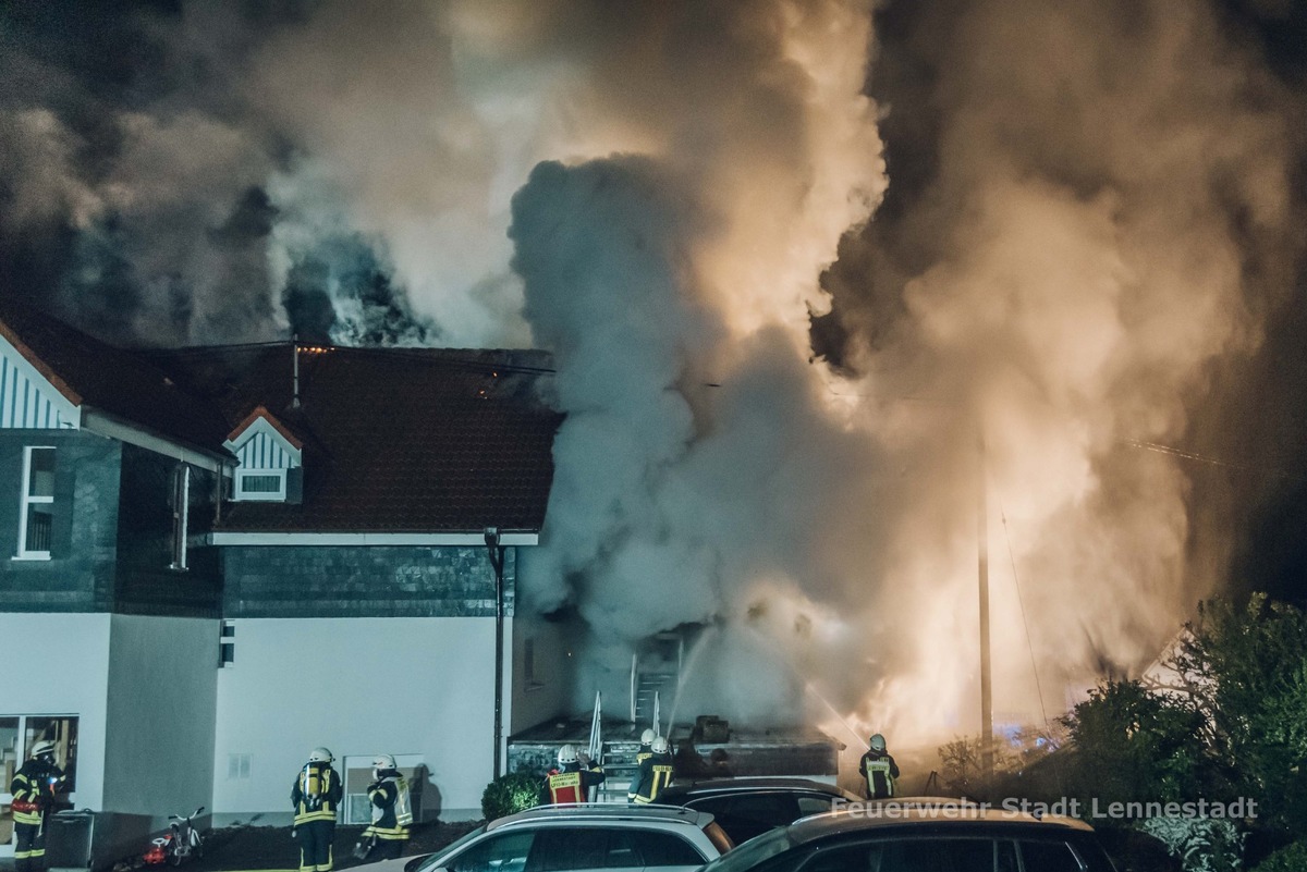 FW-OE: Wohnhausbrand in Lennestadt - Maumke - 25 Personen bleiben unverletzt