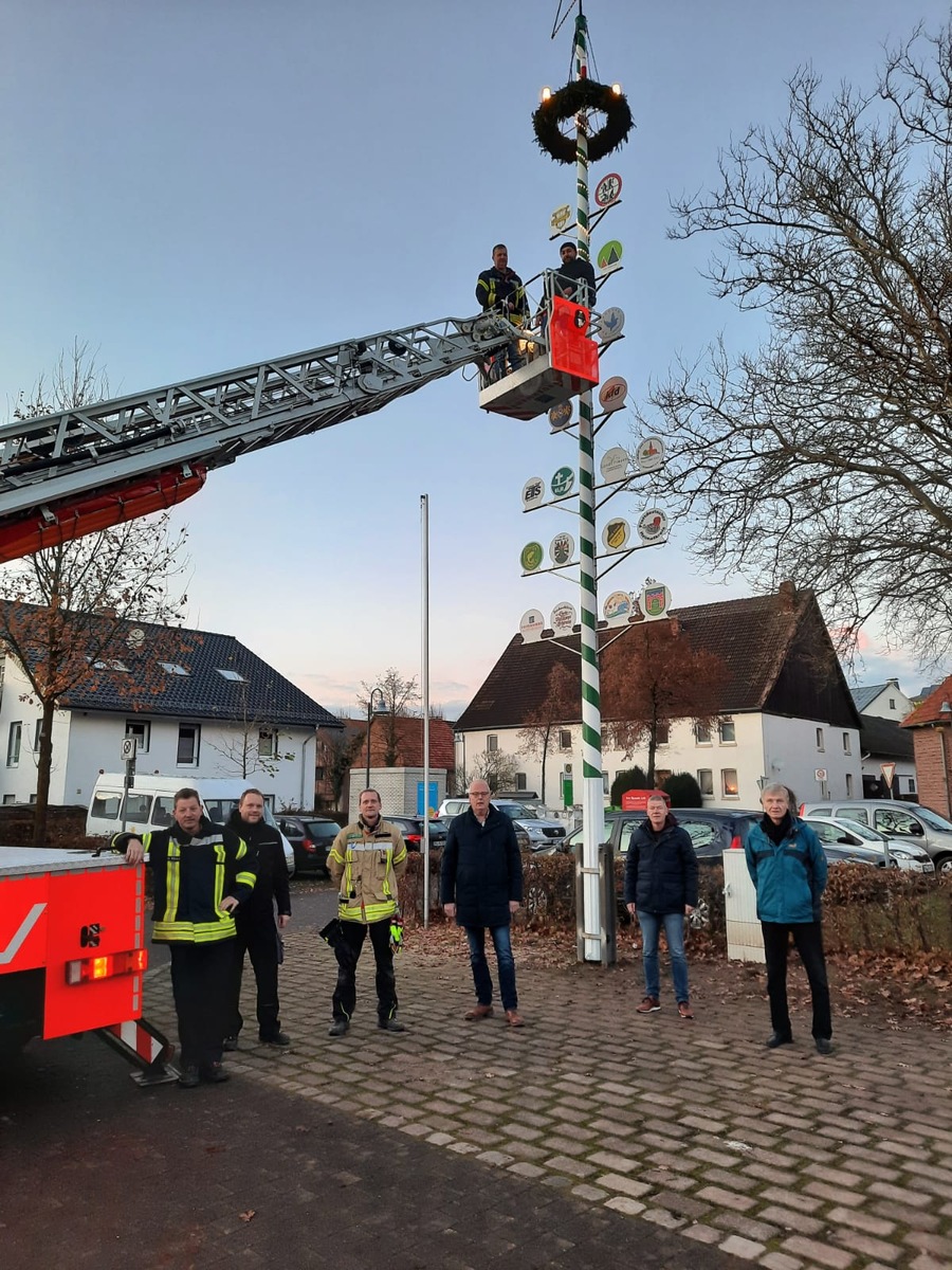 FW-PB: Schwaneyer Vereinsbaum erstrahlt in neuem Lichterglanz