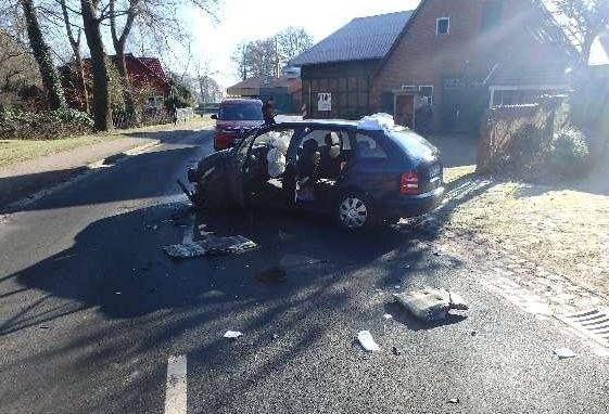 POL-ROW: ++ Fußgängerinnen an der Ampel angefahren ++ Zusammenstoß mit abbiegendem Auto ++ Unfall im Begegnungsverkehr - 77-Jähriger schwer verletzt ++ Autokennzeichen gestohlen ++