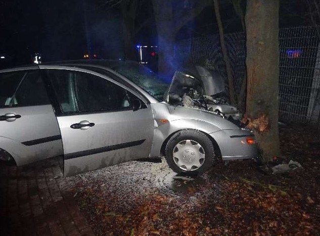 POL-NI: Unfall mit Schwerverletztem und brennendem Fahrzeug